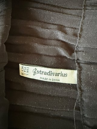 Falda midi plisada Stradivarius negra