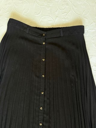 Falda midi plisada Stradivarius negra