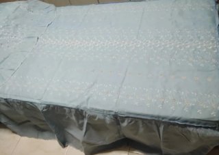 Colchas antiguas beige y doradas