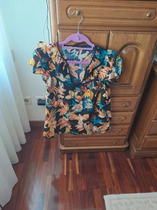 Conjunto estampado tropical: pantalón y blusa
