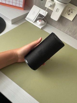 Altavoz portátil negro con caja