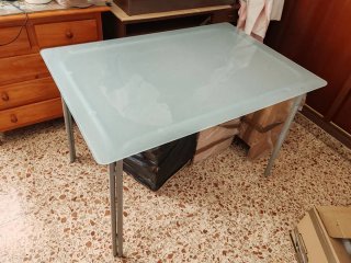 Mesa cristal y metal gris