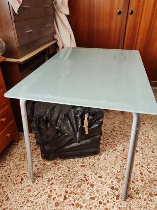 Mesa cristal y metal gris