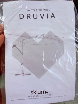 Sklum Parasol 295 cm en tela y acero Salina