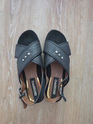 Sandalias Gioseppo negras con plataforma.