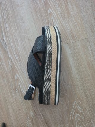 Sandalias Gioseppo negras con plataforma.