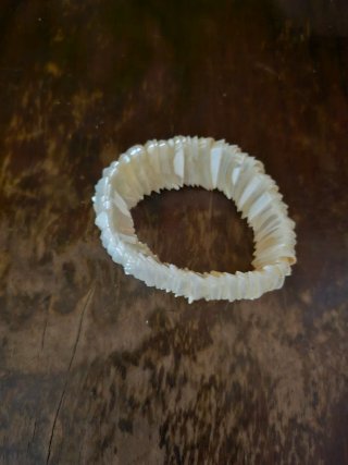 Braccialetto conchiglia bianca fatto a mano
