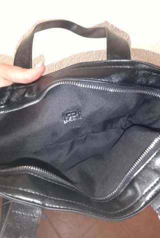 Bolso negro coqueto con cremalleras