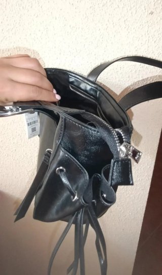 Bolso negro coqueto con cremalleras