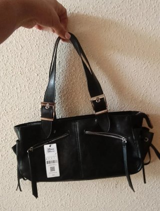 Bolso negro coqueto con cremalleras