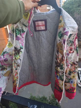 Cazadora BERSHKA capucha flores multicolor