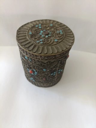 Joyero antiguo con incrustaciones turquesa