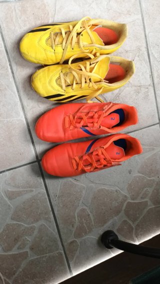 Zapatillas de fútbol naran?y amari?? 15€alaonedad