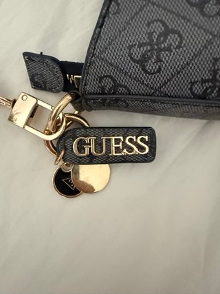 Bolso Guess Gris y Dorado
