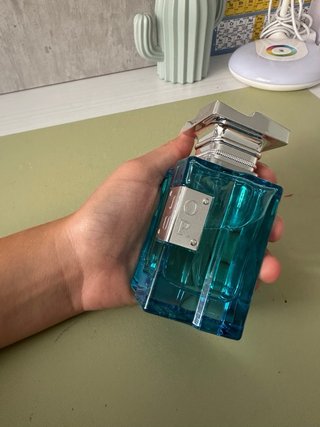 Perfume azul plateado