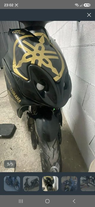 Yamaha Jog R Scooter Negra y Dorada