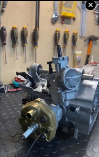 Yamaha Jog R Scooter Negra y Dorada