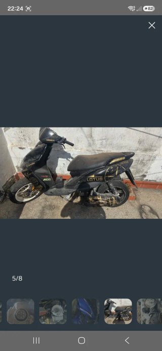 Yamaha Jog R Scooter Negra y Dorada