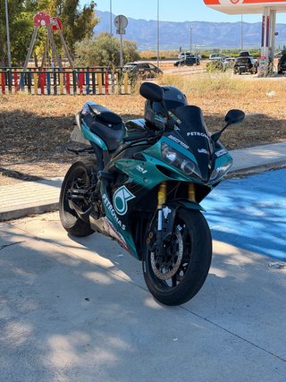 Yamaha R1 Sportbike Verde y Negra