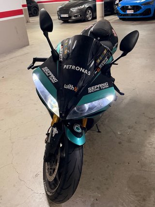 Yamaha R1 Sportbike Verde y Negra