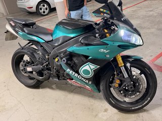 Yamaha R1 Sportbike Verde y Negra