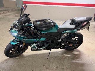 Yamaha R1 Sportbike Verde y Negra