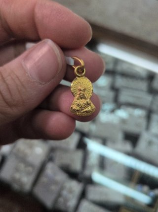 Mini silueta Esperanza Macarena Oro 18k