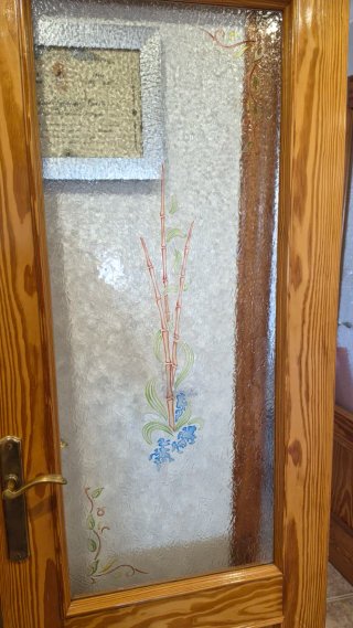 Pareja de puertas de madera con cristal