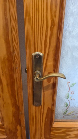 Pareja de puertas de madera con cristal