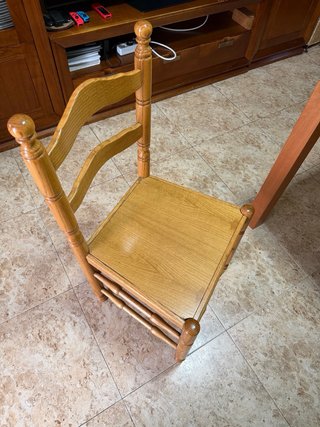 Silla de madera marrón