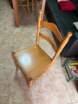 Silla de madera marrón
