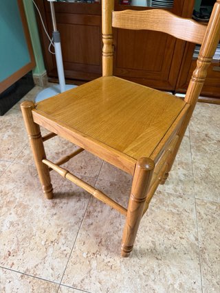 Silla de madera marrón