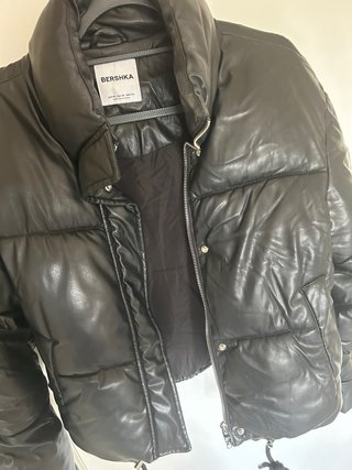 Chaqueta Bershka acolchada efecto piel negra