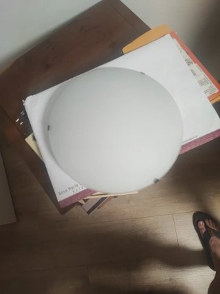 Plafón de luz blanco y marrón