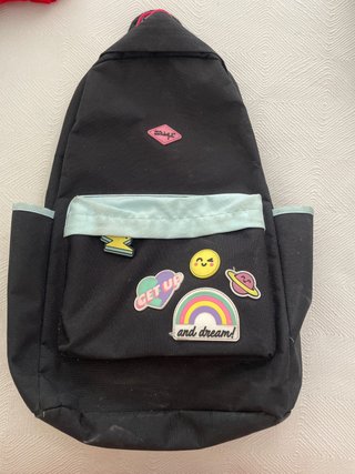 REGALO  Mochila negra con detalles rosas