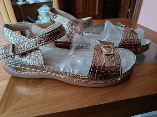 Sandalias doradas efecto piel de cocodrilo