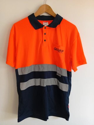 Camiseta de trabajo naranja y azul