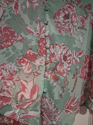 Blusa Zara floral verde y rosa