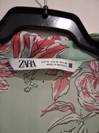 Blusa Zara floral verde y rosa