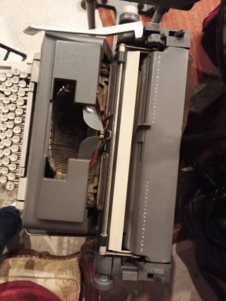 Máquina de escribir Olivetti Línea 98