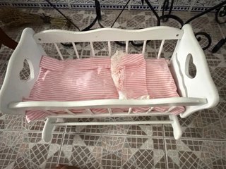 Cuna de madera blanca para muñecas
