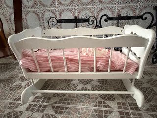 Cuna de madera blanca para muñecas