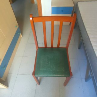 Escritorio y silla de madera