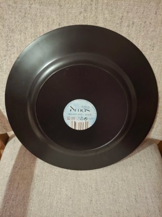 Bajo plato rojo navideño