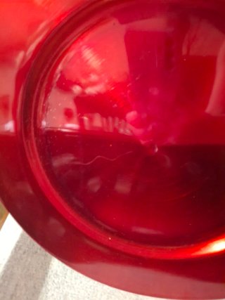 Bajo plato rojo navideño