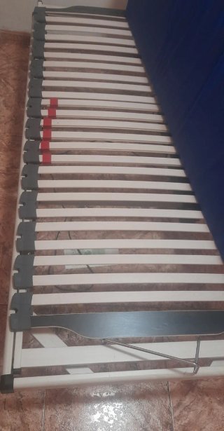 Cama articulada con colchón sanitario