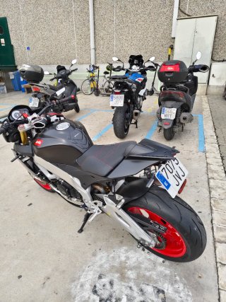 Aprilia Tuono V4 Negra/Roja