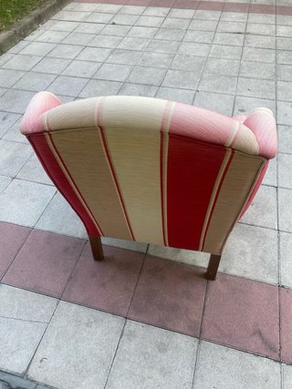 Sillón orejero clásico a rayas