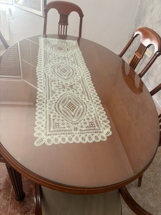 Mesa de comedor ovalada y sillas