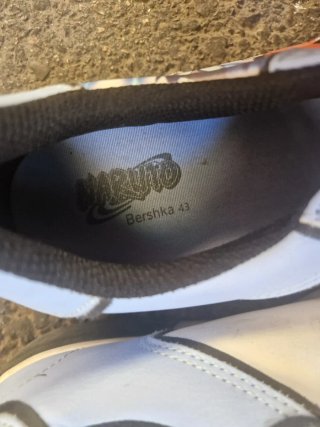 Zapatillas Naruto Bershka Azul y Blanco